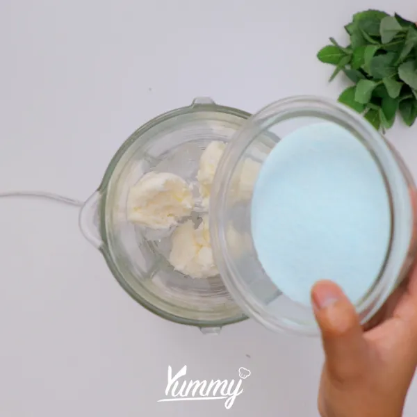 Tambahkan bubuk bubble gum, susu evaporasi dan simple sirup ke dalam blender.
