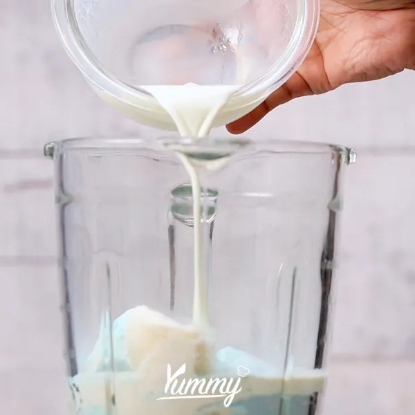 Tambahkan whipping cream ke dalam blender lalu blender hingga halus.