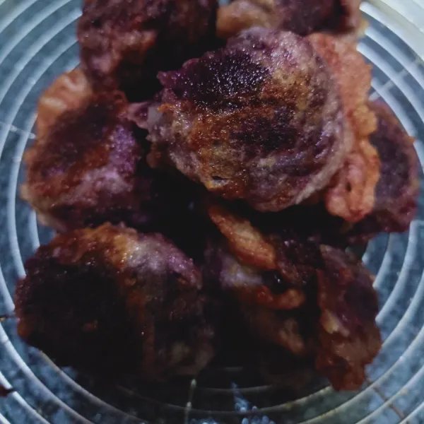 Panaskan minyak goreng. Celupkan kue popolulu ke dalam adonan tepung. Lalu goreng hingga matang. Angkat dan sajikan.
