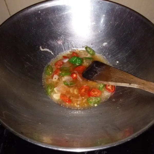 Masukan air, garam, gula, saus tiram, dan saus sambal