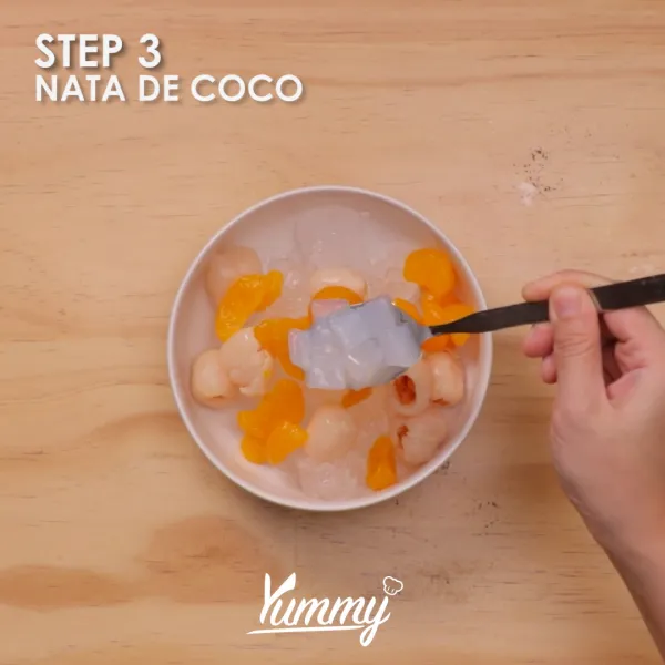 Tambahkan nata de coco, jelly, dan selasih.