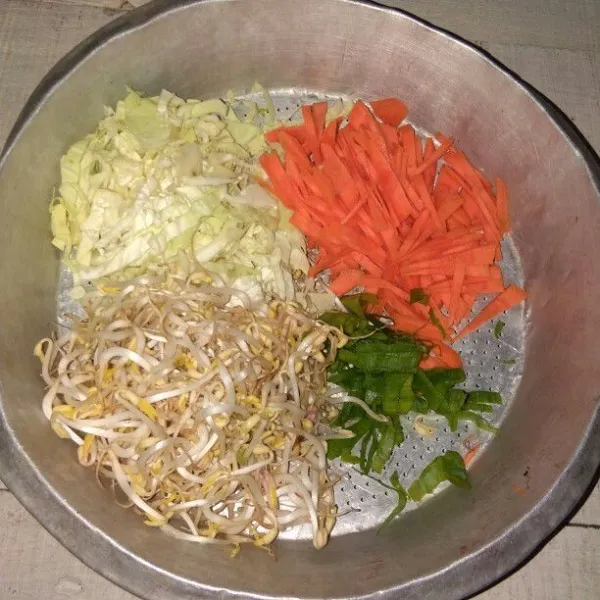 Cuci lalu rajang kobis, wortel dan daun bawang.
