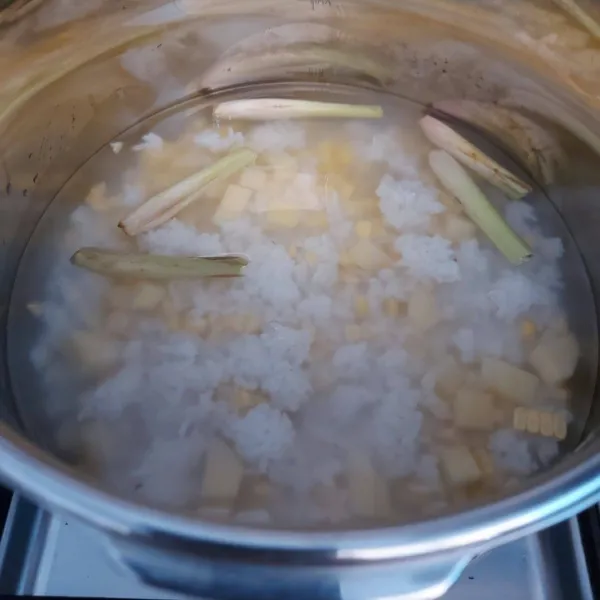 Masak nasi, jagung manis, kentang, sereh dan 1liter air sampai jadi bubur dan kentang empuk.