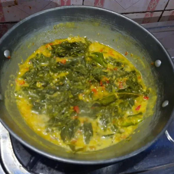 Masukkan daun singkong, tunggu mendidih dan bumbu meresap