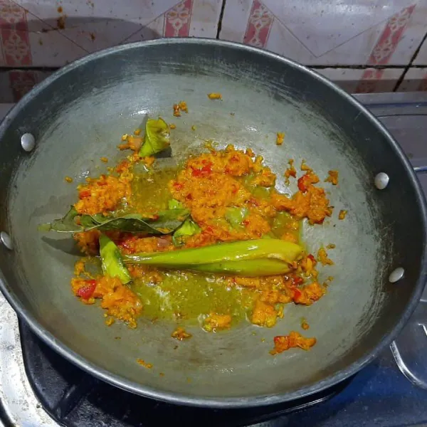 Tumis bumbu sampai harum