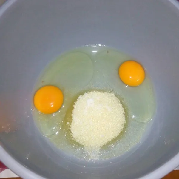 Dalam wadah campur gula pasir, telur, dan garam. Mixer sampai gula larut dengan kecepatan tinggi