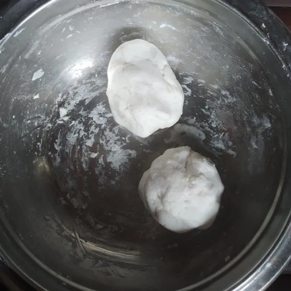 Cara membuat biji salak kentang : haluskan kentang rebus, tambahkan tepung ketan. Masukkan santan sedikit demi sedikit, santan tidak perlu digunakan seluruhnya jika adonan sudah dapat dipulung.