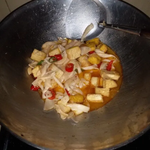 Masukkan jamur tiram. Masak hingga mendidih. Setelah jamur layu, matikan api