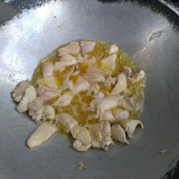 Goreng ayam sampai matang, lalu masukkan telur dan goreng hingga tercampur rata