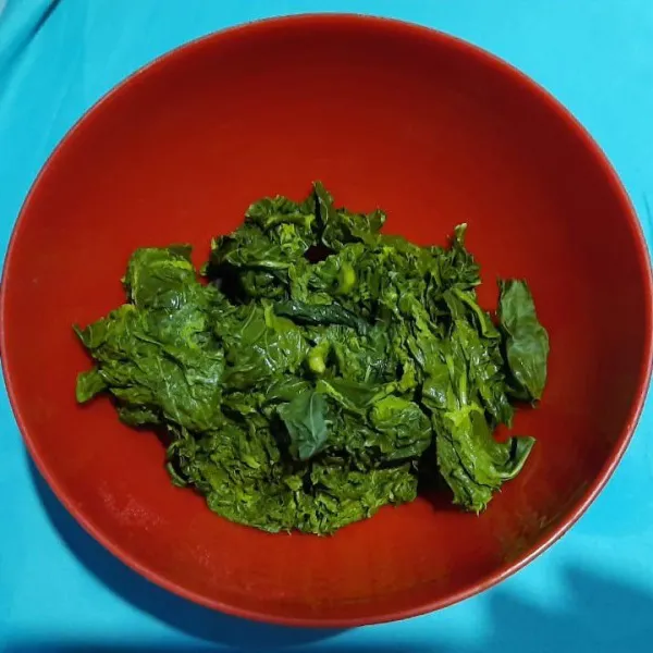 Rebus daun singkong, peras sampai air habis, lalu potong-potong