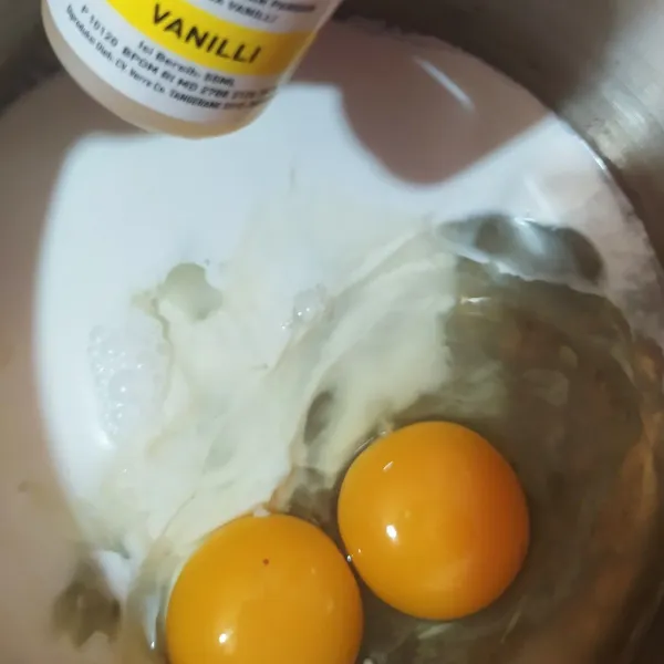 Dalam panci masukkan santan, telur,dan vanili. Aduk rata.