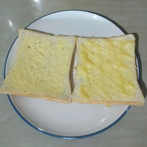 Tuang susu kental manis ke salah satu permukaan roti.