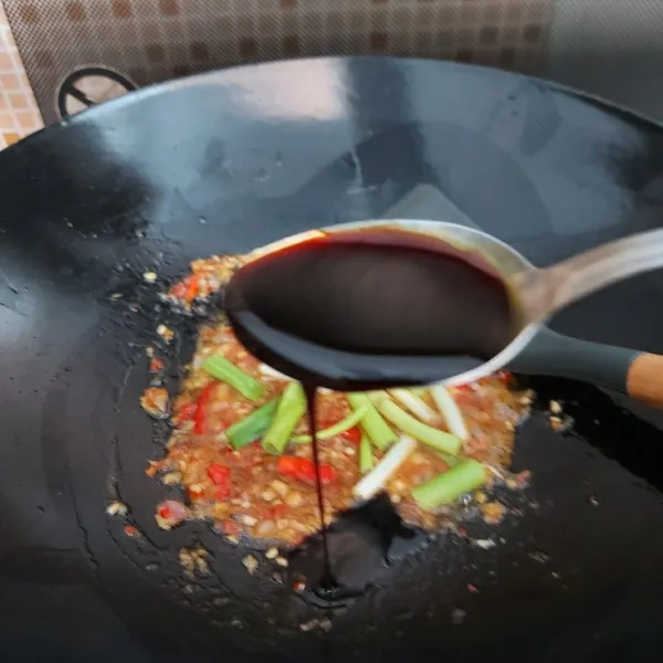 Masukkan bawang daun, kecap manis dan air asam jawa, aduk rata.