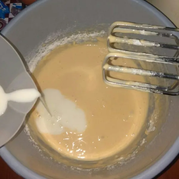 Masukkan susu cair mixer sampai rata, diamkan 30 menit, tutup serbet