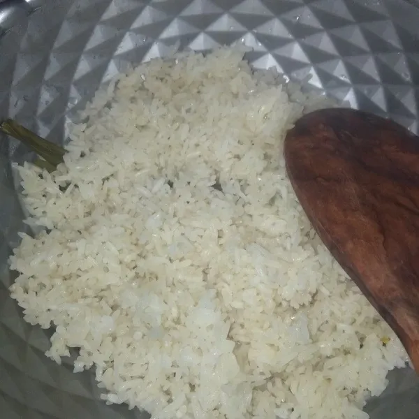 Setelah 30 menit matikan api dan ambil beras ketan yang setengah masak, pindah ke dalam suatu wadah.