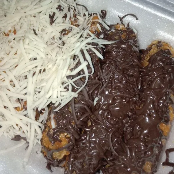 Taburi keju dan coklat diatasnya.