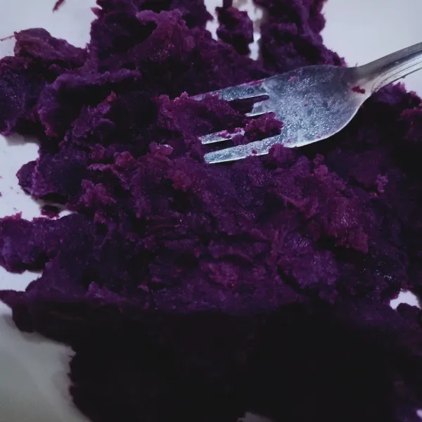 Rebus ubi (saya pakai ubi ungu) lalu haluskan.