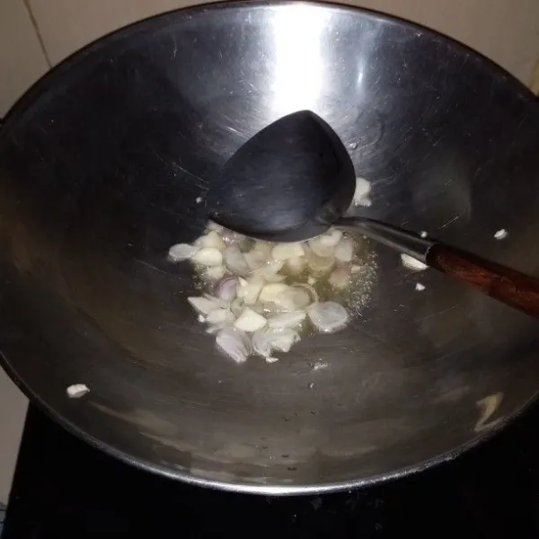 Panaskan minyak goreng. Tumis bawang merah dan bawang putih hingga harum