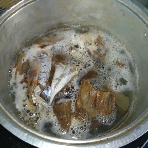 Potong-potong ikan dan cuci bersih. Lalu rebus ikan sekitar 5 menit.