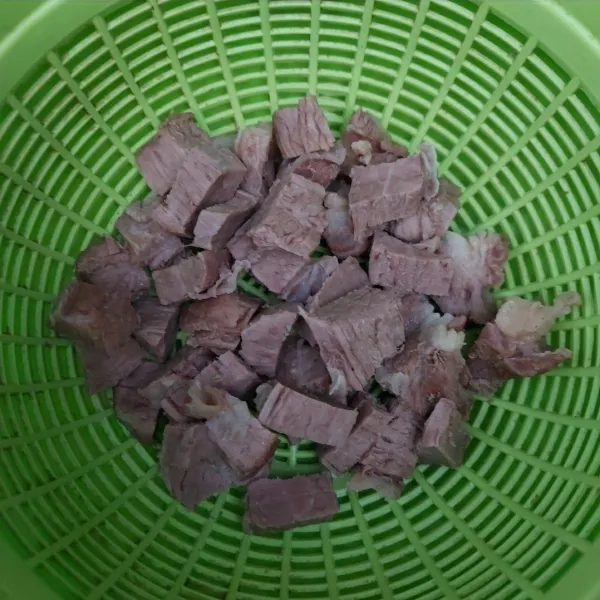 Rebus daging sapi sampai empuk, angkat dan tiriskan. Potong dadu.