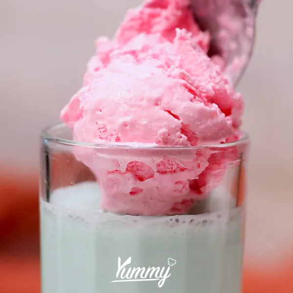 Hias dengan es krim strawberry dan sprinkle di atasnya. Sajikan selagi dingin.