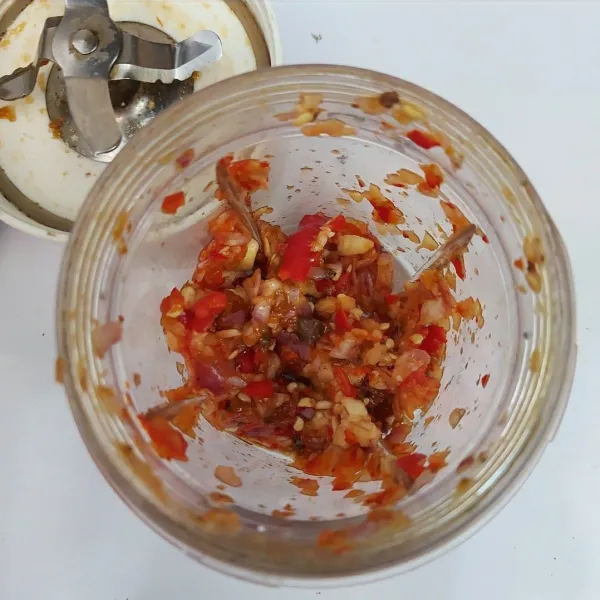 Haluskan bumbu.