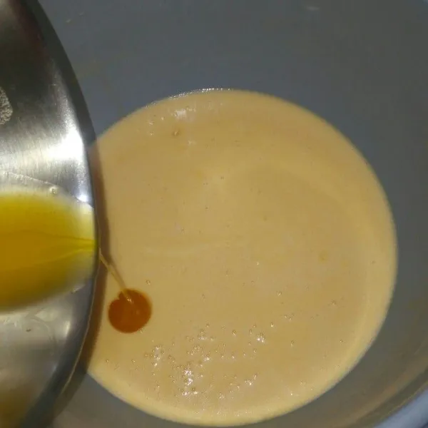 Masukkan margarin leleh, aduk rata dengan spatula