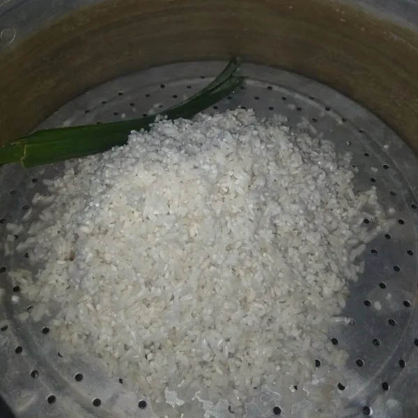 Panaskan kukusan, setelah air mendidih masukkan beras ketan di dalamnya dan kukus selama 30menit.
