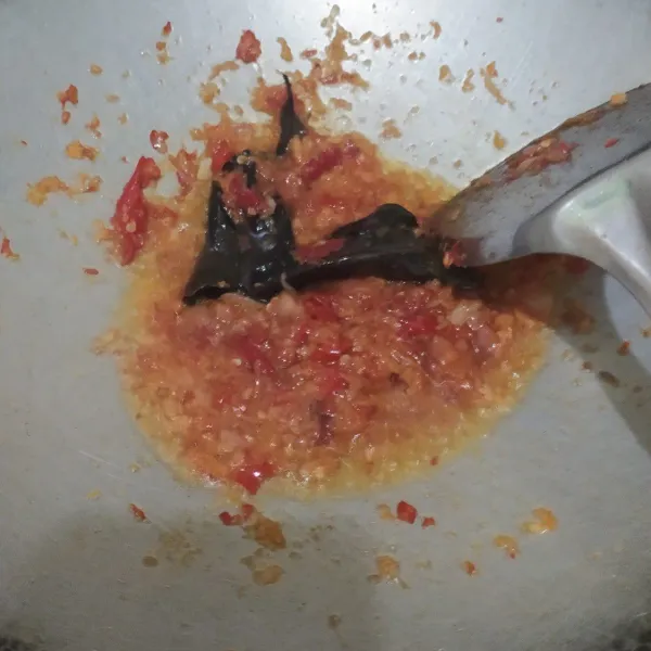 Tumis bersama daun salam hingga harum