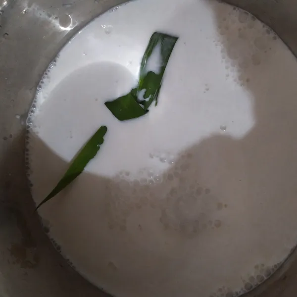 Satukan air, santan dan daun pandan, masak di atas kompor sambil terus diaduk, lalu masukkan gula, garam