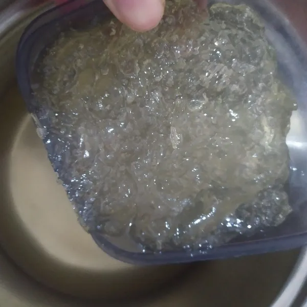 Masak bahan jelly, tuang ke cetakan, biarkan set, lalu parut dengan parutan keju