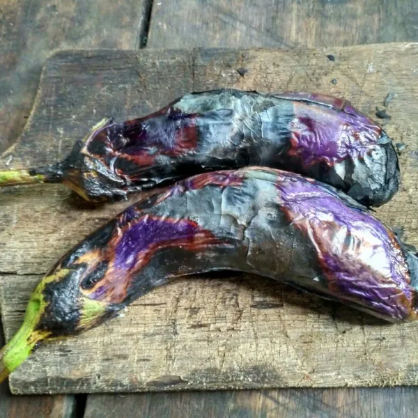 Tusuk-tusuk terong dengan garpu, lalu bakar di atas kompor hingga matang.