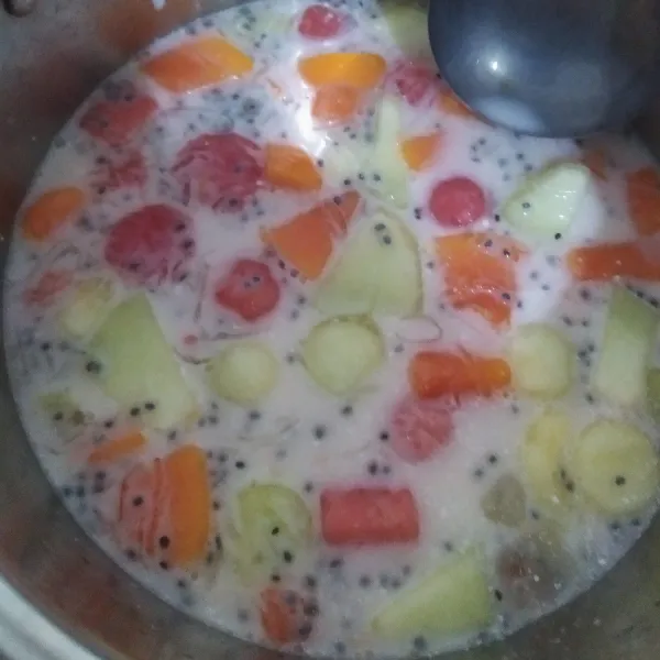 Setelah kuah santan dingin, satukan semua bahan es, aduk rata, diamkan di kulkas sampai dingin, sajikan