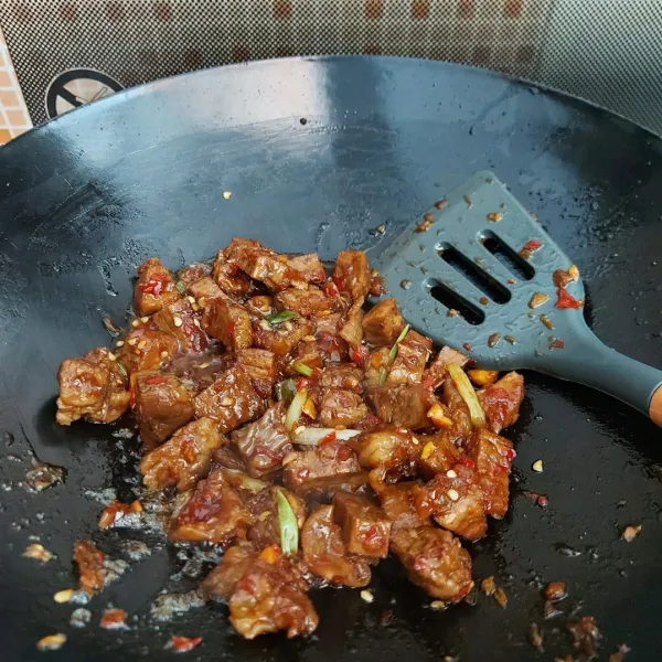 Masukkan daging, masak sampai bumbu meresap. Angkat dan sajikan.