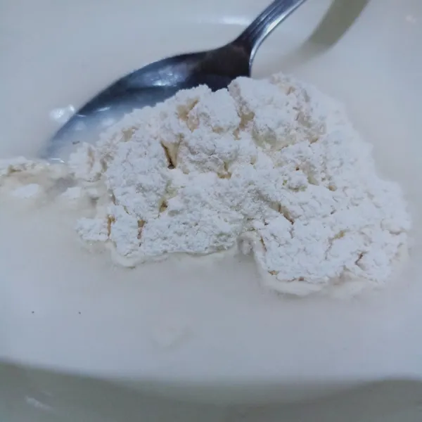 Campur tepung beras, vanili bubuk dan garam. Larutkan dengan air.  Aduk sampai adonan agak kental.