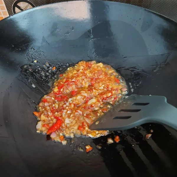 Tumis bumbu halus hingga harum.