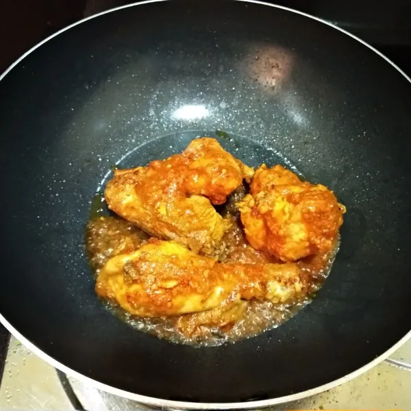 Panggang ayam dengan teflon atau bisa menggunakan arang. Ayam siap dihidangkan.