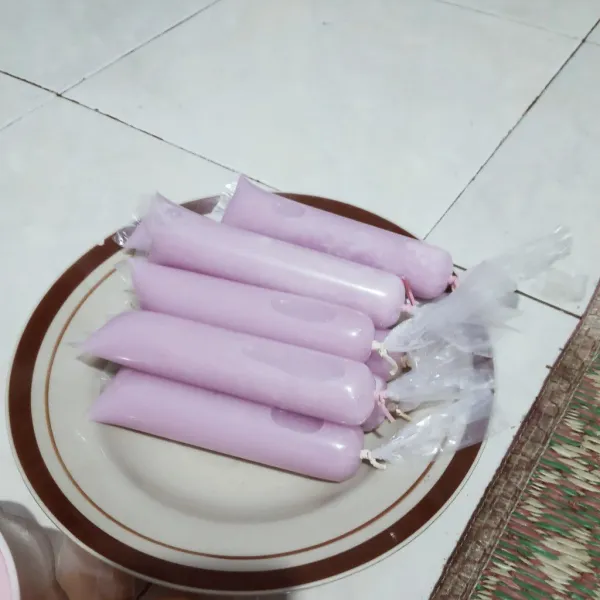 Siapkan plastik es lalu masukan kedalam plastik ikat dengan karet  pastikan ikatan kencang lalu masukan kedalam kulkas selama 5 jam atau sampai keras, angkat dan sajikan.