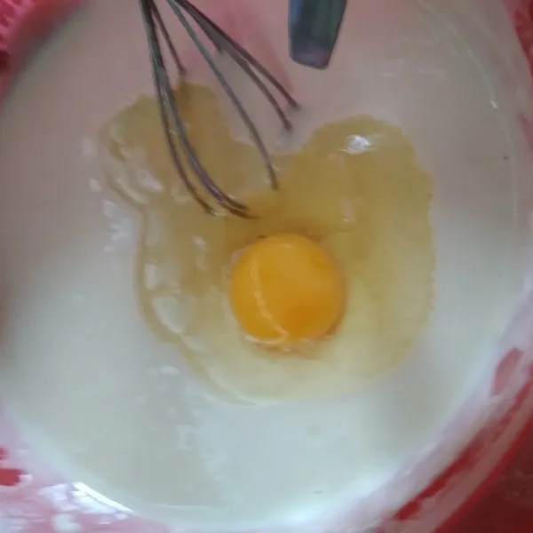 Dalam wadah, campurkan telur, gula, dan santan, kocok hingga gula larut.