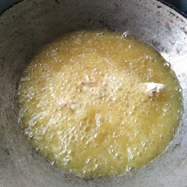 Goreng ayam berbalit tepung hingga matang kecokelatan. Angkat dan tiriskan.