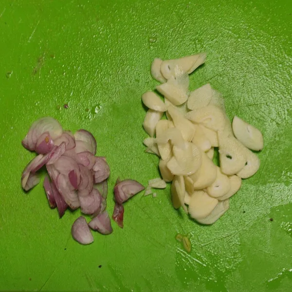 Rajang tipis bawang merah dan bawang putih.