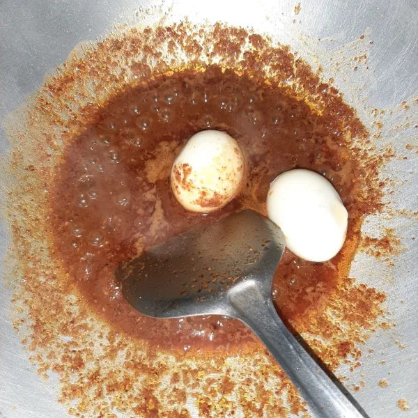 Masukkan telur rebusnya. Masak hingga bumbu mengental.