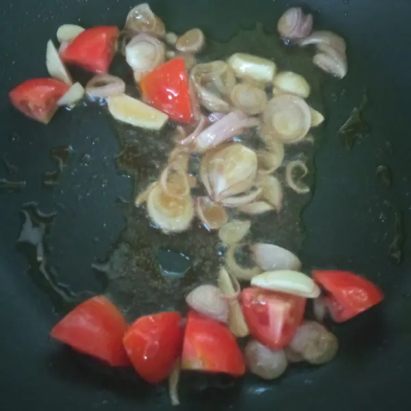 Tumis bawang merah, bawang putih, dan tomat hingga harum