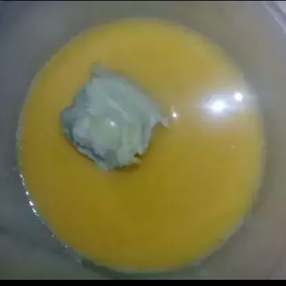Lalu celupkan adonan kedalam kocokkan telur.