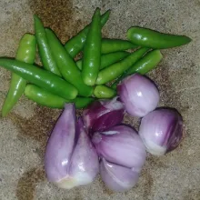 Siapkan cabai rawit hijau dan bawang merah.