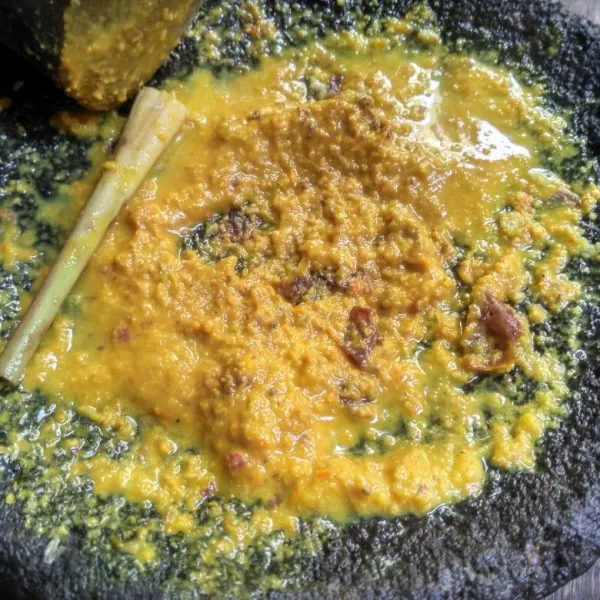 Ulek bumbu hingga halus.