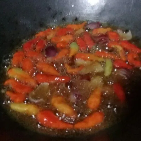Lalu goreng cabai rawit merah dan bawang merah sebentar saja hingga layu, angkat lalu tiriskan.