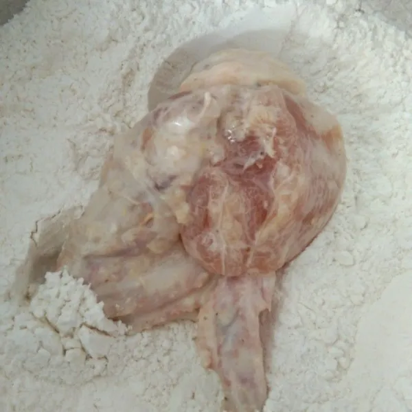 Buat adonan bahan kering : campurkan hingga rata seluruh bahan kering. Masukkan ayam ke dalamnya 
dan lumuri dengan tepung terigu hingga rata.