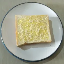 Tutup dengan lembaran roti yang lainnya. Belah melintang menjadi 2 bagian.
