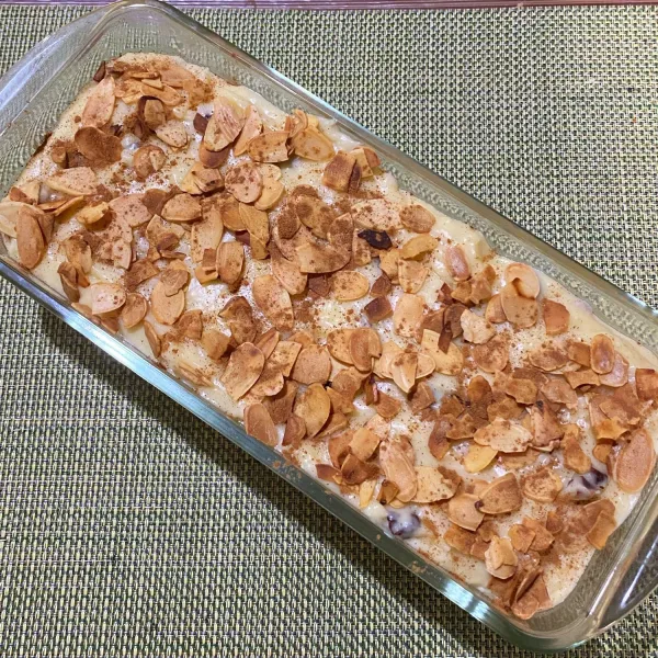 Tuang adonan ke wadah, beri taburan almond dan kayu manis sesuai selera.